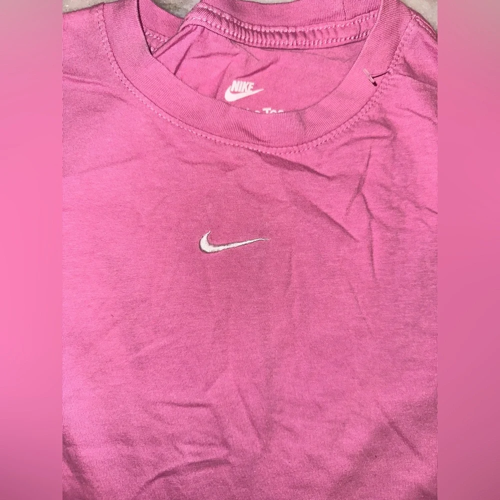 Nike Size Youth Large Loose‎ Fit Cropped Short Sleeve Tee in Pink